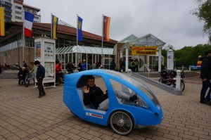 Magyar velomobil a Spezi kiállítás bejárata előtt